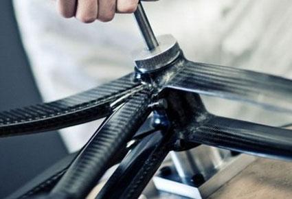 أستون مارتن تطلق دراجة إكس فاكتور ون-77  